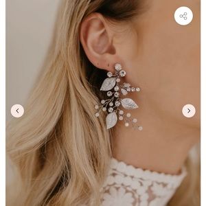 NEVER WORN Untamed Petals Tatum earrings in Silver